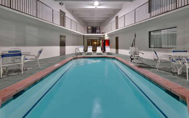 Days Inn & Suites by Wyndham Bentonville