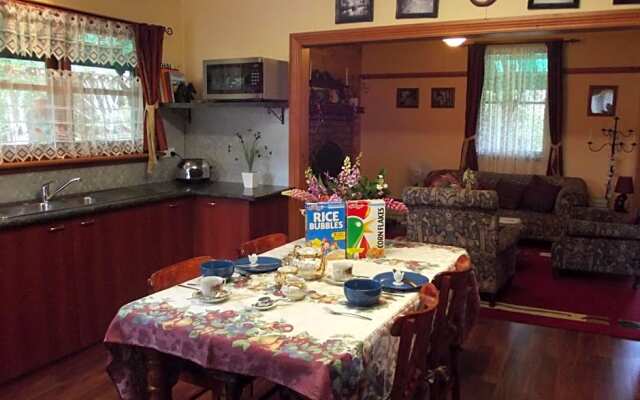 Blue Wren Riverside Cottage