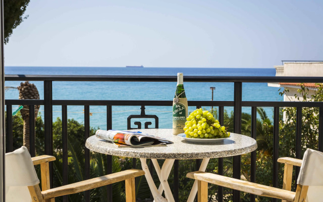 Stefanos Studios.. Above the beach of Lourdas