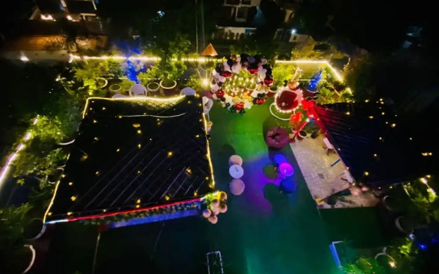 Goroomgo White Elephant Inn Noida