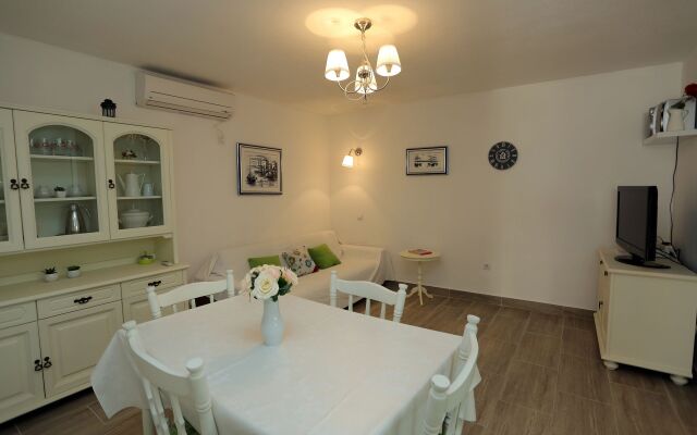 Apartment Ali - modern apartments: A2 Supetar, Island Brac