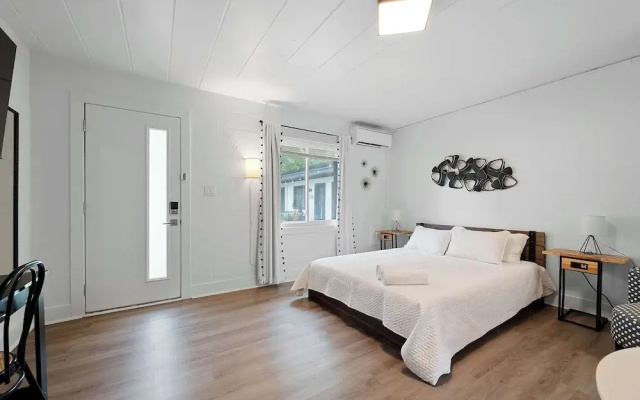 Chic City Retreat 93B