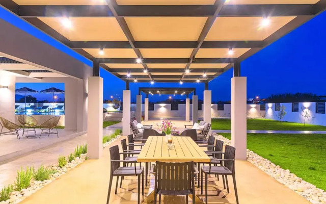 Villa Solaris Heated Pool & Hot Tub
