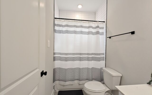 Northside Retreat Chic 3 Bdr, Pet Friendly!