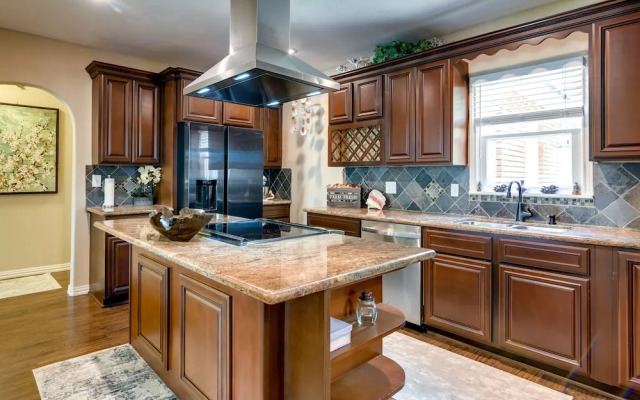 2 Mi to Beach: Galveston Vacation Rental!