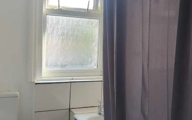 2 Bed-sleeps 3-free Parking-5 Min To Beach