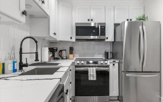 Central 2-Br City Sanctuary - Commuter-Friendly