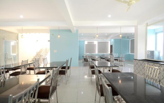 OYO 18342 Hotel Aqueens