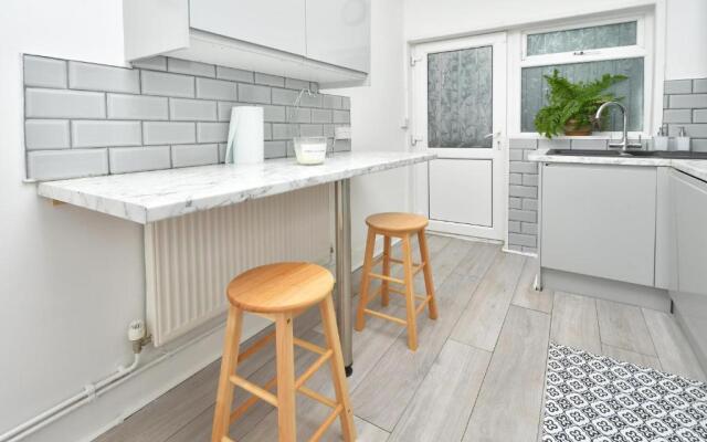 Beautiful 3-bed House by Ministays Stoke-on-trent