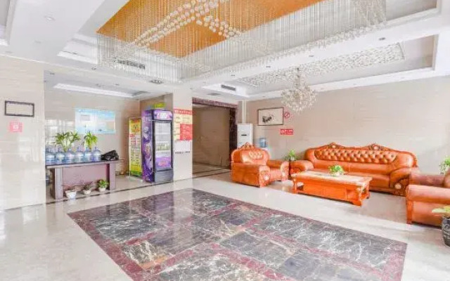 Xixia Chaoyue Business Hotel