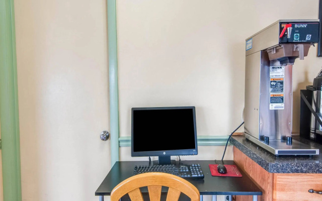 Econo Lodge East Staunton