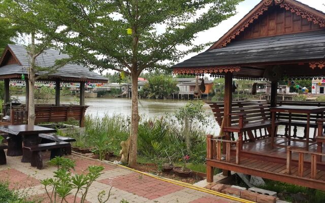 Ruenthai Rimnam Resort Suratthani