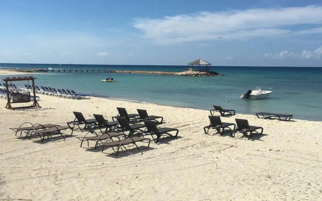 Magnificent 5-Bedroom Estate Villa, Sleeps 12