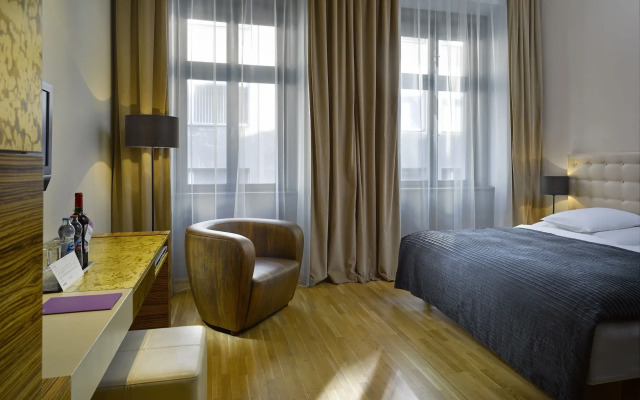 The ICON Hotel & Lounge