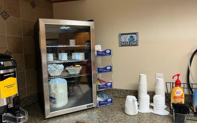 Lavissh Inn & Suites