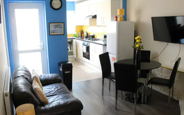 New 4 Bedroom Coventry House Sleeps 7