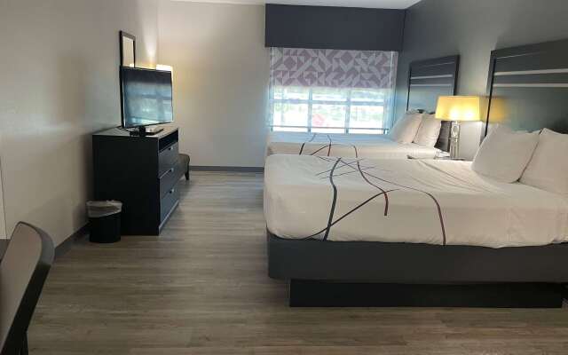 La Quinta Inn & Suites by Wyndham Tulsa Midtown Hotel