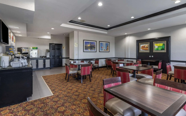 Quality Inn & Suites I-35 E / Walnut Hill