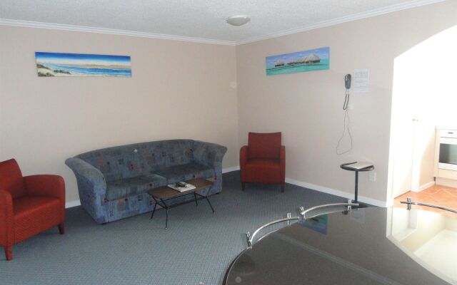 Hawks Inn Motel