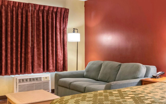 Econo Lodge Inn & Suites Maingate Central