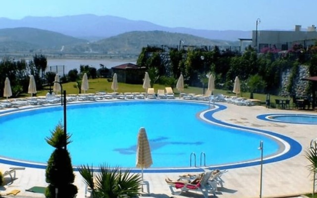 1 Bedroom Apartment Lake View 8 by Likya Global