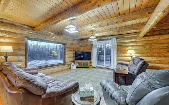 < 1 Mi to Kenai River: Spacious Cabin w/ Deck!