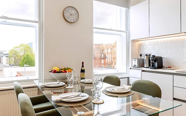 Chic Chelsea Retreat: Bright Space & Balcony Bliss
