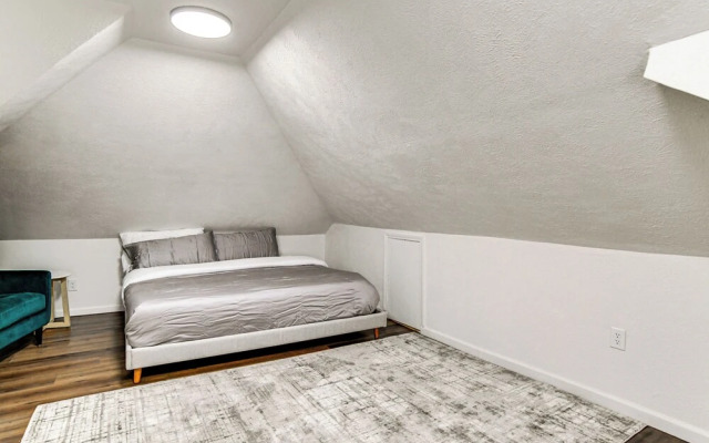 Walkable Location: Welcoming Unit in Omaha