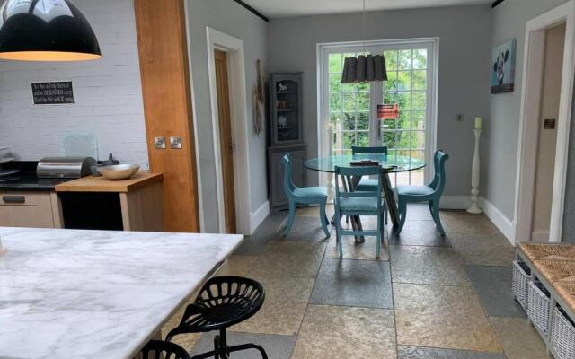 Pretty country family home- dog friendly.
