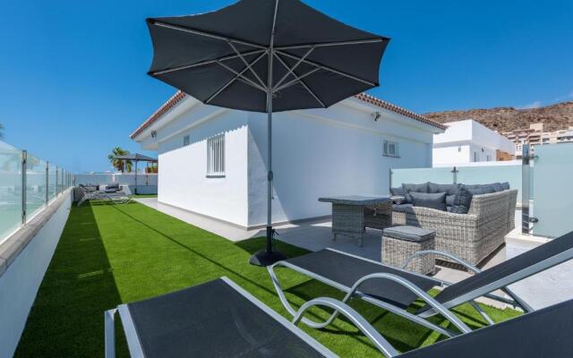 Luxurious 5* VILLA - 300M2 - private HEATED pool - garage - WiFi