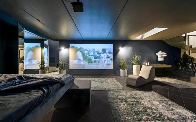 Jacuzzi Cinema loft