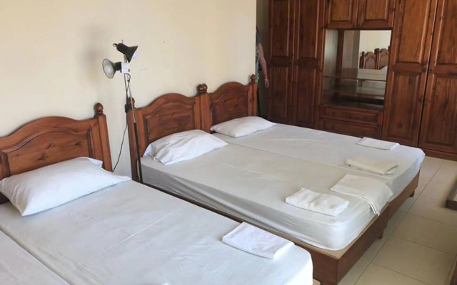 Qronfli Holiday Apartments With Swimming Pool