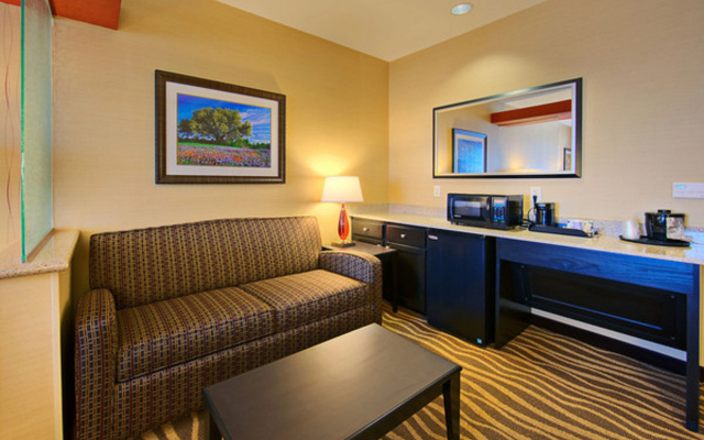 Holiday Inn Express & Suites Cotulla by IHG