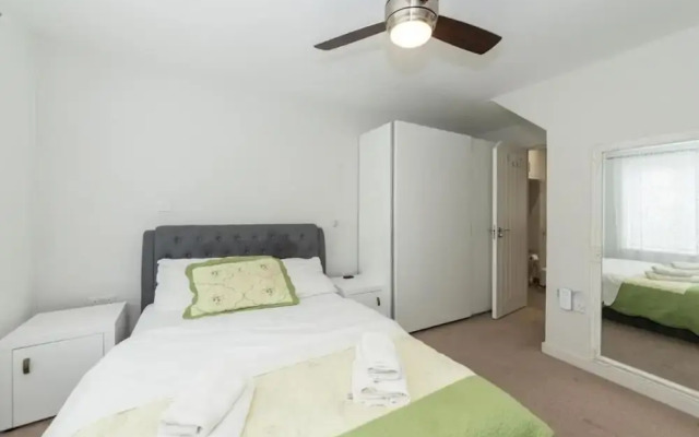 2-bed House in Reading-near Town-sleeps 4