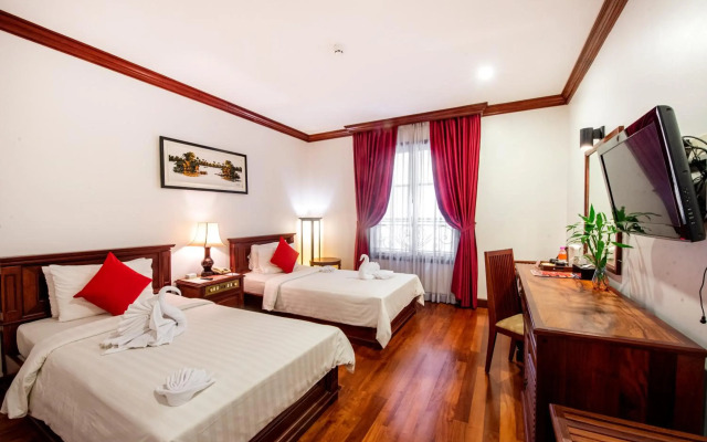 The Suite By Royal Crown Hotel