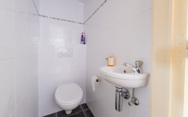 Apartment With Sun-facing Terrace