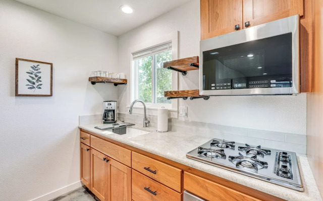 Welcoming Grants Pass Retreat - Walk to Park!