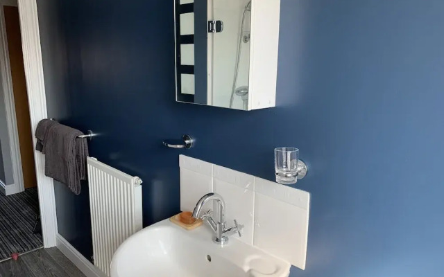 Toothbrush Apartments - 2 Bed 1 Bath Apt