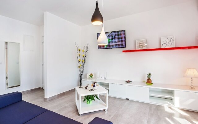 Elegant Villa With Swimming Pool in Pula Near Sea