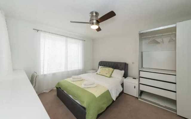 2-bed House in Reading-near Town-sleeps 4