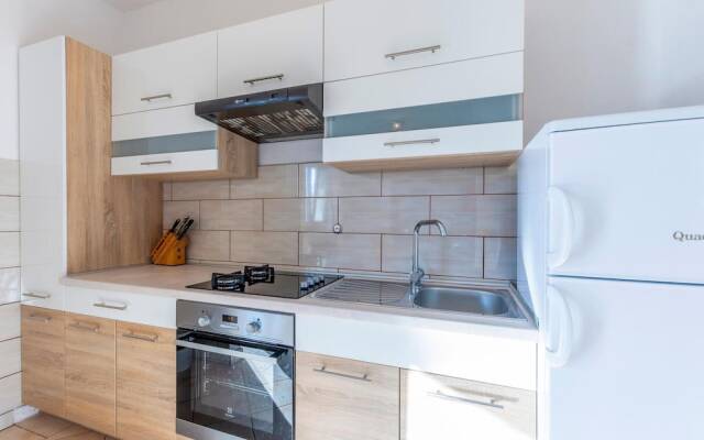 Nice Apartment in Kastel Luksic With 3 Bedrooms