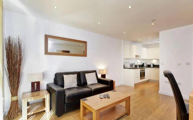 MODERN APARTMENT at SLOUGH STATION, LONDON IN 18 MINS!