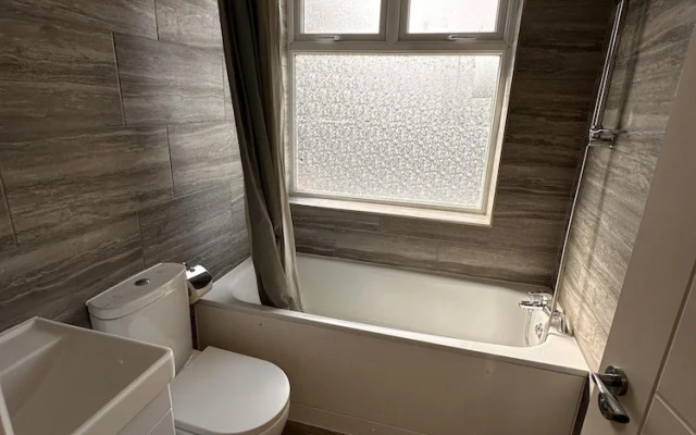 6-bed 3-bath Home - Sleeps 14 & Free Parking