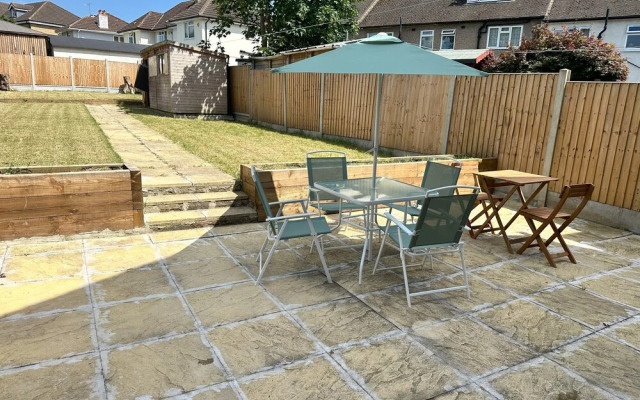 5 Bed Family Home Greater London, Free Parking