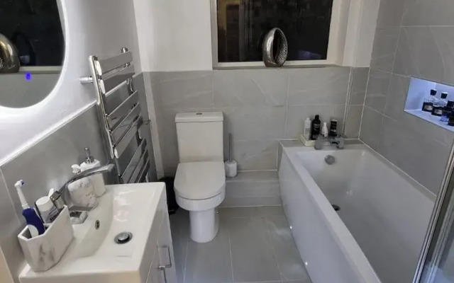Private Gated Modern Home in Southampton - Estwood