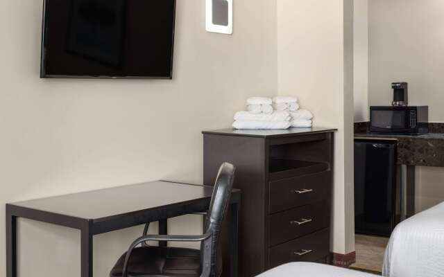 Travelodge by Wyndham Manhasset