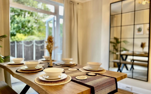 Stylish 3-bed House in Hornchurch - Free Parking