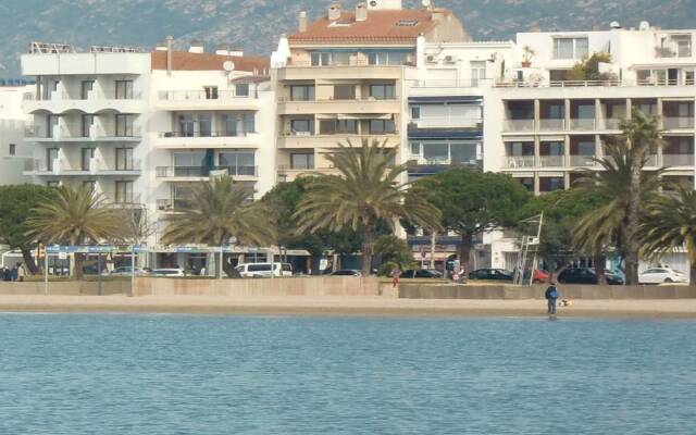 Modern-chic Apartment in Rosas Steps Away From the Beach