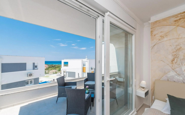 Merima 1 luxury ap with a pool