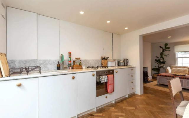 Beautiful 2 Bedroom Townhouse With Garden in Kentish Town
